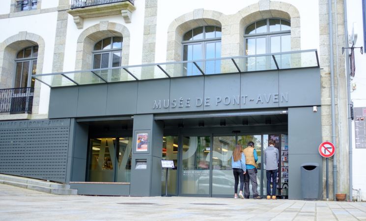 Place Julia, l'entrée du Musée de Pont-Aven, proche Lorient Bretagne Sud (Finistère, 29)