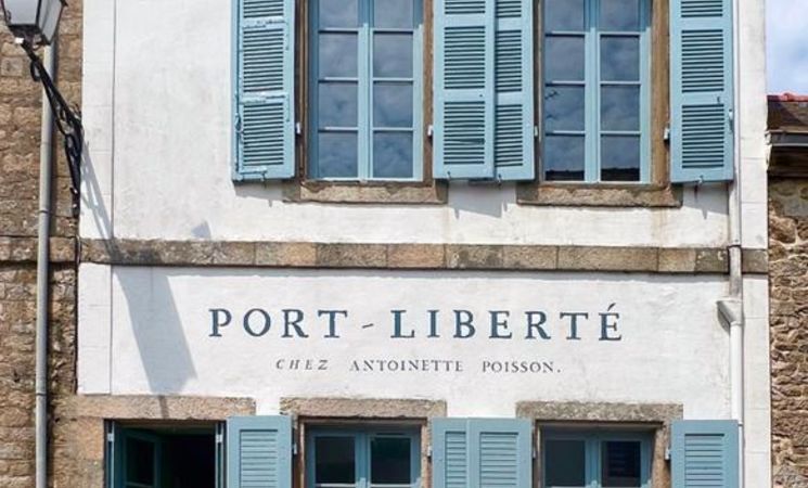 port-libert-antoinette-poisson-fa-ade-compagnie-des-indes-maison-armateur-volet-bleus-morbihan-56-20726