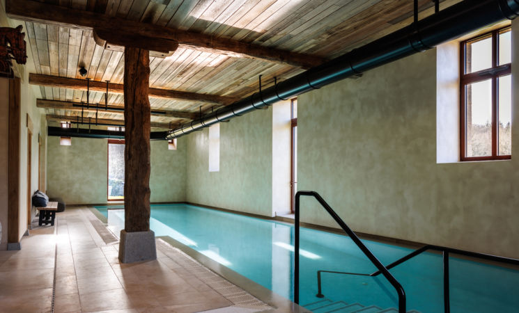 Profitez la piscine intérieure chauffée de 17 mètres de long, le hammam, le sauna et la tisanerie, au Spa du Domaine de Locguénolé, à Kervignac, près de Lorient (Morbihan, 56)