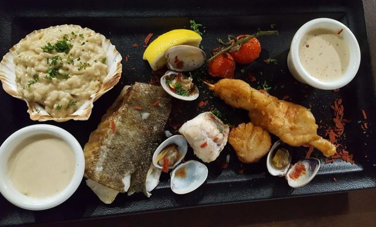 Restaurant l'Alsace à Quai, assiette de la mer, crustacés, poissons et fruits de mer près du port à Lorient (Morbihan, 56)