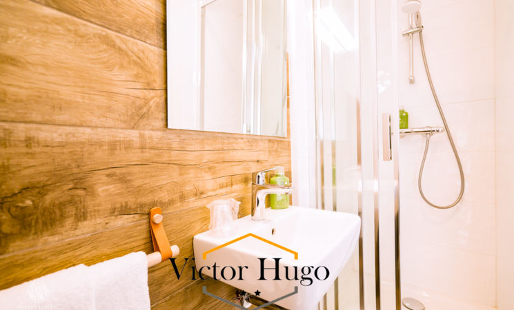 Salle de douche lumineuse de l’hôtel 2 étoiles Le Victor Hugo à Lorient Bretagne Sud (Morbihan, 56)