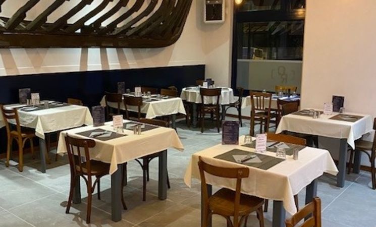 Salle intérieure de la brasserie restaurant Le Quai Roman au port de pêche de Lorient Kéroman avec terrasse (Morbihan 56)