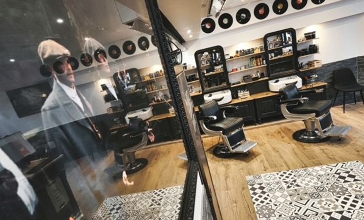 Salon de coiffure barbier Esprit Homme à Hennebont, en centre-ville, proche de Lorient. Déco sport et musique (Morbihan, 56), Bretagne Sud