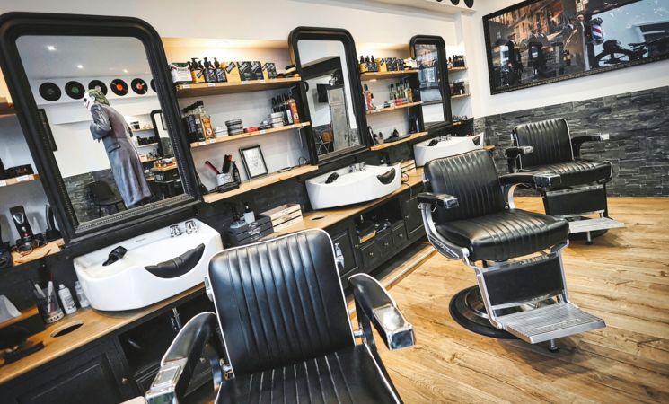 Salon de coiffure barbier Esprit Homme au centre ville d'Hennebont, proche de Lorient. Une déco originale (Morbihan, 56), Bretagne Sud