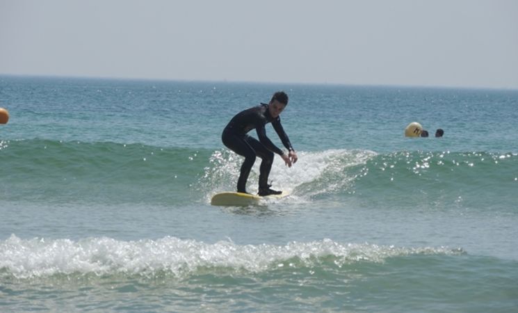 Surfez avec des moniteurs diplômés d'Etat à l'Ecole de Surf de Bretagne de Plouhinec, proche Lorient (Morbihan, 56) 