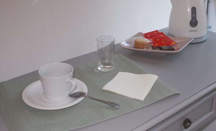 Table petit-déjeuner avec bouilloire et plateau de courtoisie location au calme La Terrasse à Lorient Bretagne Sud (Morbihan, 56)