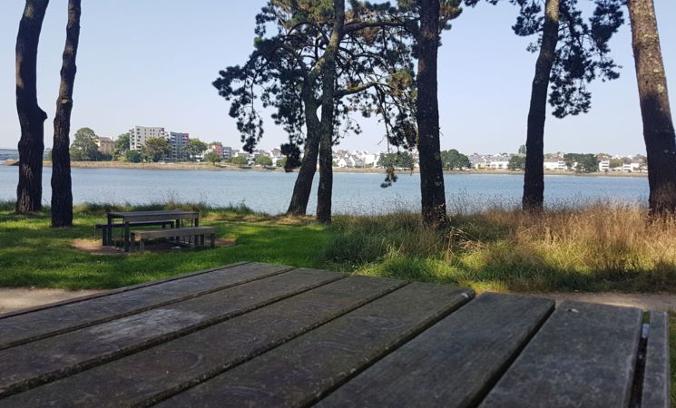 Tables et bancs pour pique nique le long du Scorff, côté boulevard Laënnec à Lorient (Morbihan, 56)