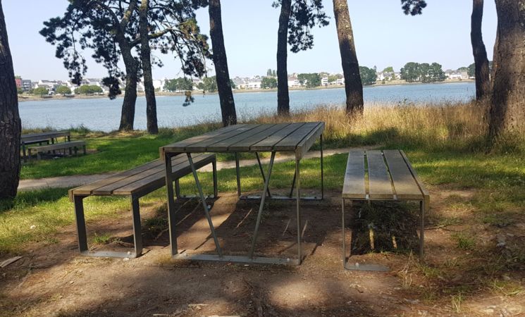 Tables et bancs sous les pins, le long du Scorff, près de la gare à Lorient (Morbihan, 56)