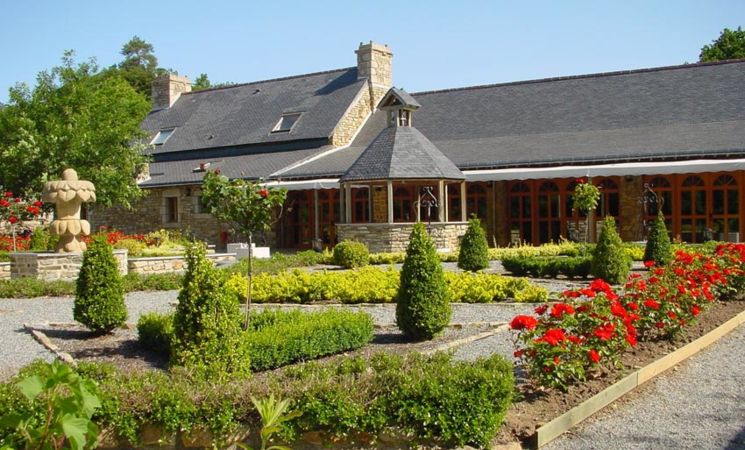 Terrasse et jardin privatif des salles de réception du Moulin de Saint-Yves à Pont-Scorff, proche Lorient Bretagne Sud (Morbihan, 56)