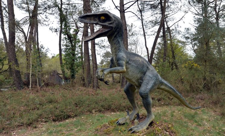 Un dinosaure au Parc de Préhistoire de Bretagne à Malansac, proche Lorient Bretagne Sud (Morbihan, 56)