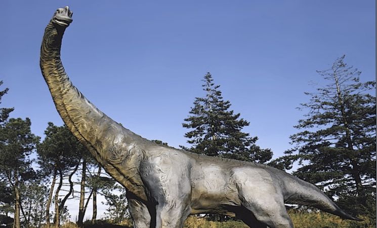 Un dinosaure de taille réelle au Parc de Préhistoire de Bretagne à Malansac, proche Lorient Bretagne Sud (Morbihan, 56)