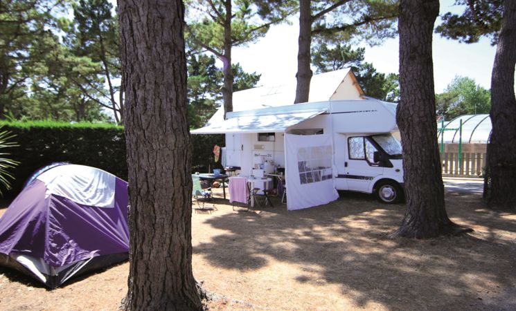 Un emplacement ombragé du camping 4 étoiles Le Moténo à Plouhinec, proche Lorient Bretagne Sud (Morbihan, 56)