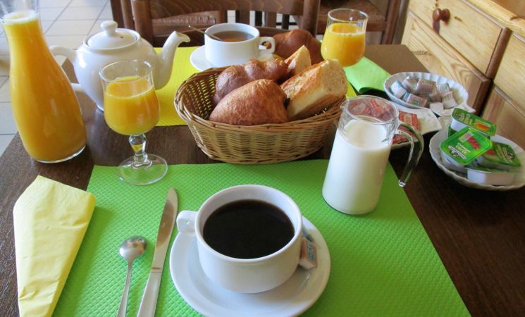 Un petit déjeuner copieux à l'hôtel le Gabriel, à Caudan, tout proche de la voie express, à proximité du centre de Lorient, (Morbihan, 56) en Bretagne Sud