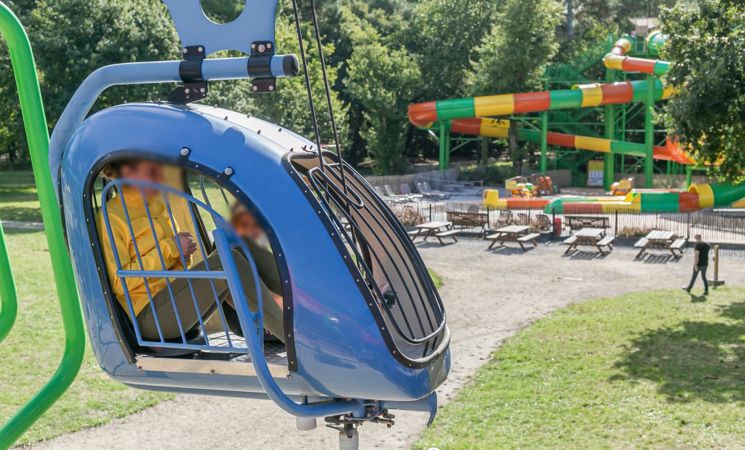 Une cabine d'hélicoptère au parc de loisirs Le P'tit Délire à Ploemel, proche Lorient Bretagne Sud (Morbihan, 56)
