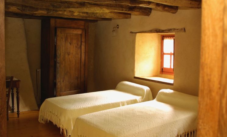 Une chambre avec deux lits simple du gîte Le Roseau à Lanvaudan, proche Lorient Bretagne (Morbihan, 56)