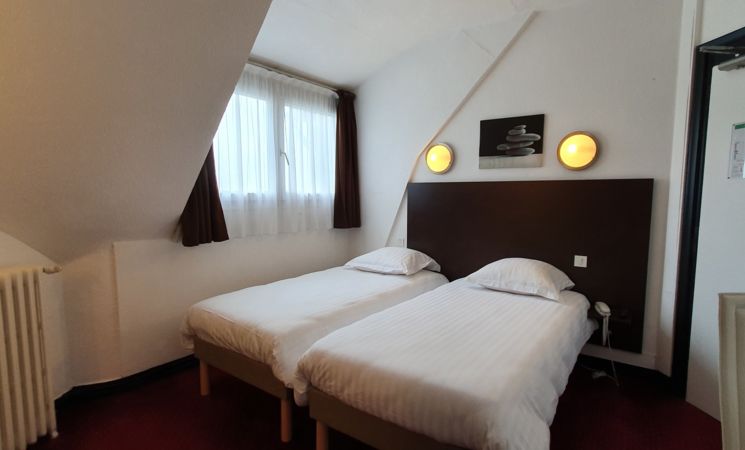 Une chambre twin de l'Hôtel Le Kéroman 2 étoiles à Lorient Bretagne Sud (Morbihan, 56)