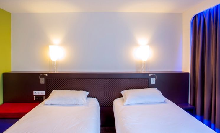 Une chambre twin de l'Hôtel-Restaurant Ibis Style 4 étoiles à Caudan, proche Lorient Bretagne Sud (Morbihan, 56)