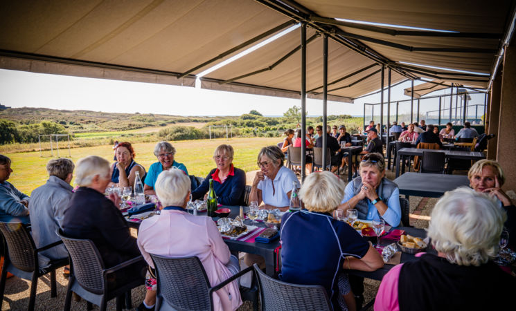 Une terrasse pouvant accueillir des groupes aux Salons du golf à Ploemeur (Morbihan 56)