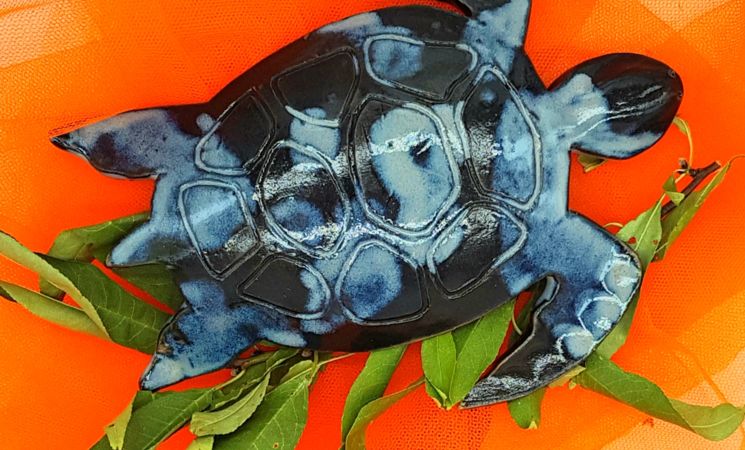 Une tortue en céramique de l'Atelier de la Plage à Port-Louis, proche Lorient Bretagne Sud (Morbihan, 56)