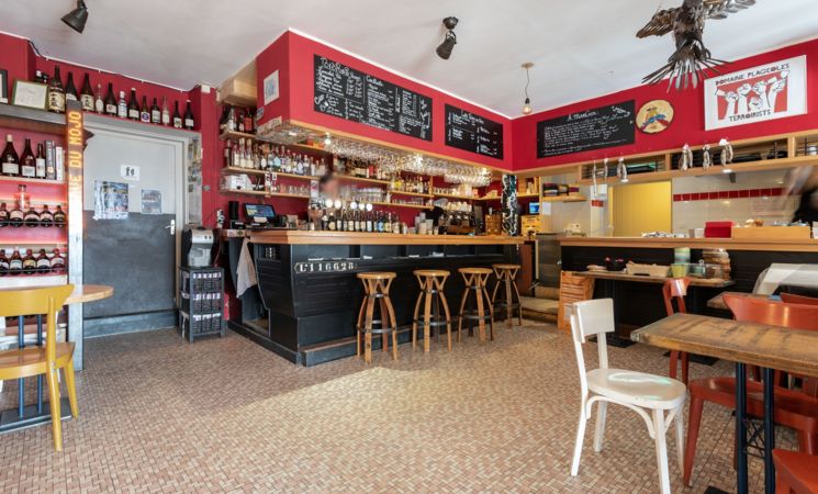 Verre de vin naturel, bière bretonne et planche apéro à déguster au Bar Le Mojo sur l'île de Groix, proche Lorient Bretagne Sud (Morbihan, 56)