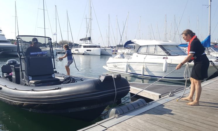 Votre semi-rigide préparé avant votre sortie en mer avec votre abonnement Breizh Boat Club à Larmor Plage, proche Lorient Bretagne Sud (Morbihan, 56)