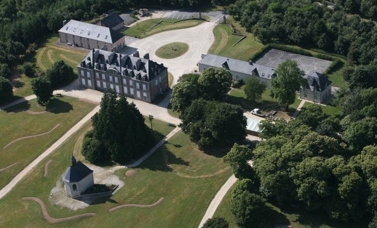 Vue du ciel, pour vos évènements, louez la Salle de réception du Domaine de Manéhouarn à Plouay, proche Lorient Bretagne Sud (Morbihan, 56)
