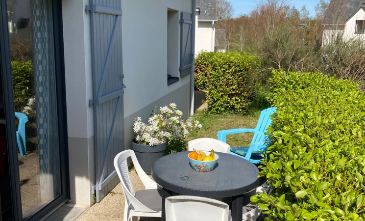 Agréable petite terrasse avec coin jardin pour cette maison mitoyenne 2 à 4 personnes, plain-pied à la résidence Lagrange à Quéven, tout proche de Lorient (Morbihan, 56)