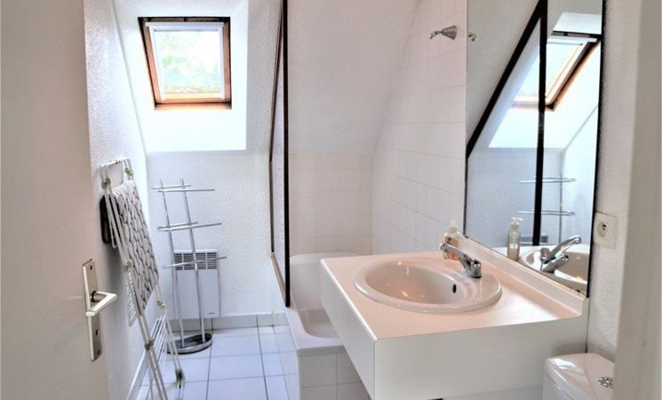 Appartement 3 pièces 6 personnes à 400 mètres de la plage à guidel, une salle de bain avec baignoire (Morbihan, 56)