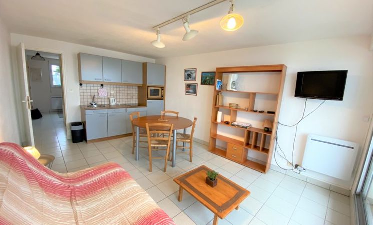 Appartement 4 à 5 personnes à Ploemeur avc vue imprenable sur le Fort-Bloqué, dispose d'un agréable coin salon avec canapé et télévision (Morbihan, 56)