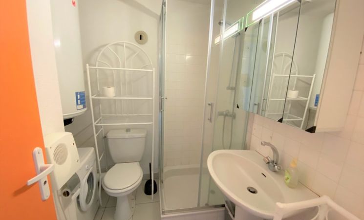 Appartement 4 à 5 personnes à Ploemeur avc vue imprenable sur le Fort-Bloqué, équipé d'une salle de bain avec toilettes et douche (Morbihan, 56)