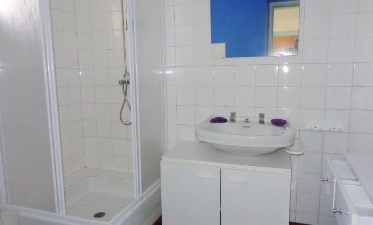 Appartement 4 personnes à Larmor-Plage avec salle de bain avec douche et évier et meubles de rangement (Morbihan, 56)
