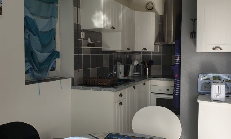 Appartement 4 personnes au bord de mer à Guidel-Plages, espace salon et petite cuisine équipée (Morbihan, 56)