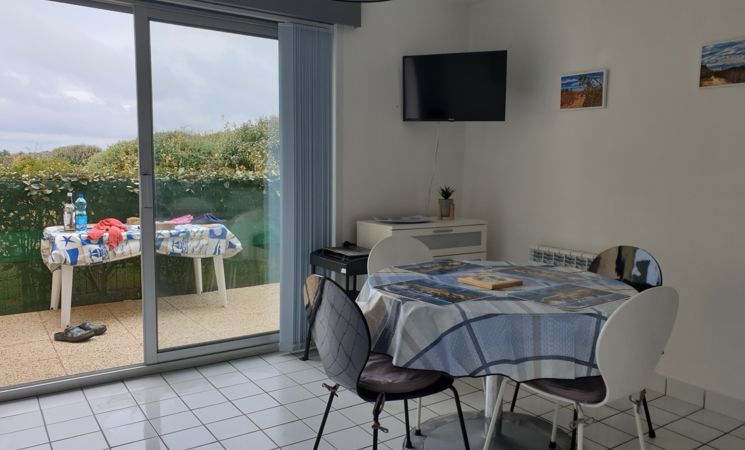 Appartement 4 personnes au bord de mer à Guidel-Plages, pièce de vie lumineuse (Morbihan, 56)