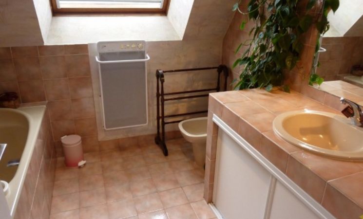 Appartement à Larmor-Plage avec salle de bain agréable et lumineuse avec baignoire et WC (Morbihan, 56)
