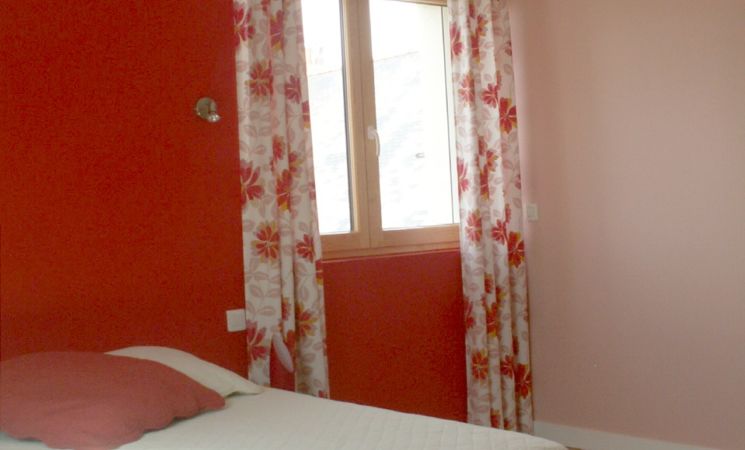 Chambre adulte colorée avec lit 2 personnes dans une location meublée à Larmor-Plage (Morbihan, 56)
