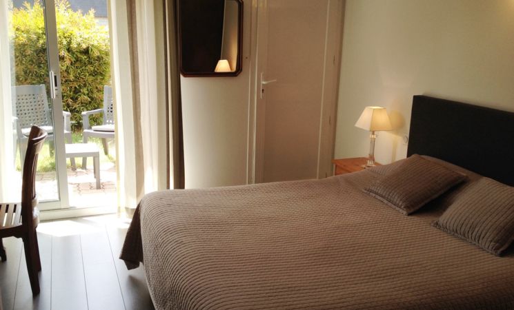 Chambre avec lit double et accès au jardin, appartement 4 personnes, Larmor-Plage (Morbihan 56)