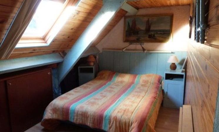 Chambre double mansardée de cette maison de pêcheurs à louer à Groix, Lorient Bretagne Sud (Morbihan, 56)