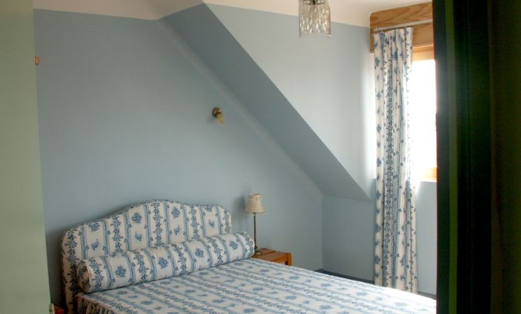 Chambre lumineuse et colorée avec lit 2 places située au deuxième étage d'une maison à louer à Larmor-Plage (Morbihan, 56)