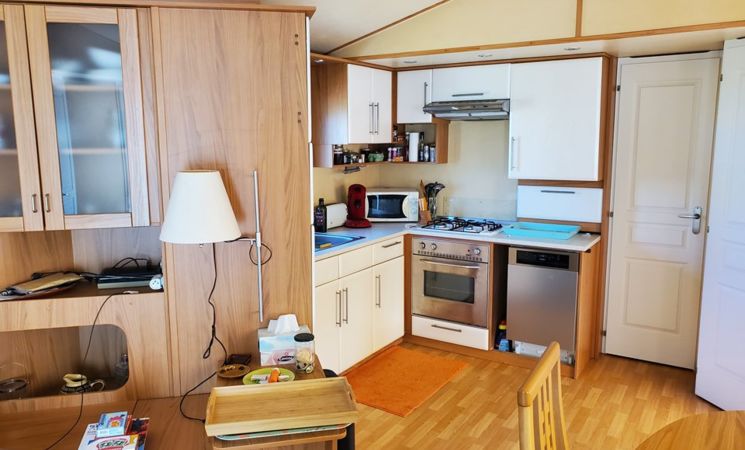Charmant mobile-home 5 personnes sur terrain privé à 200 mètres de la plage avec cuisine tout équipée et belle terrasse aménagée à Plœmeur (Morbihan, 56)