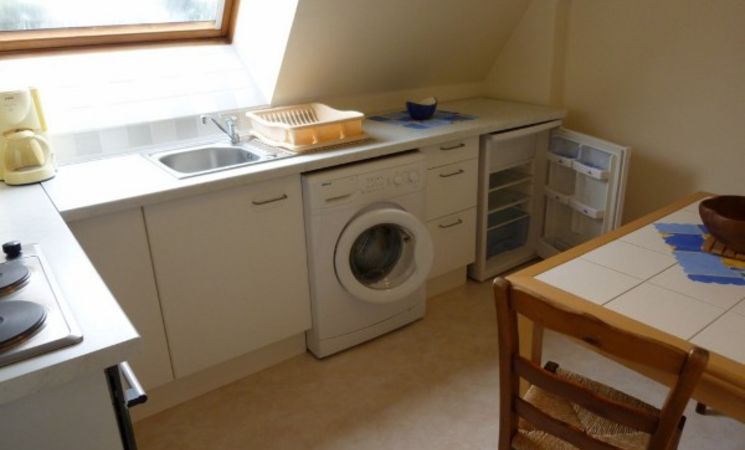 cuisine toute équipée d'un appartement à Larmor-Plage avec four, micro-ondes, réfrigérateur mais aussi une machine à laver (Morbihan, 56)