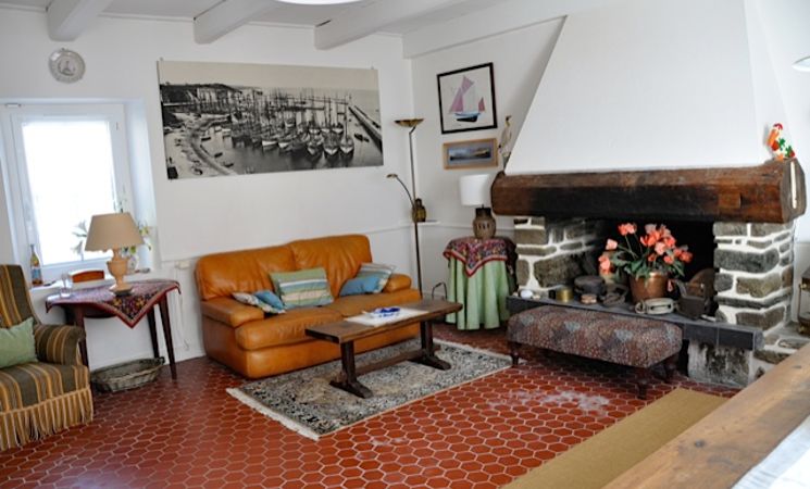 Espace salon avec cheminée dans typique maison de Groix, Lorient, Bretagne Sud (Morbihan, 56)