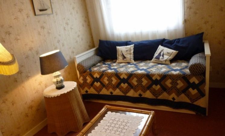 espace salon confortable et cosy avec canapé et coin télévision dans cet appartement à Larmor-Plage (Morbihan, 56)