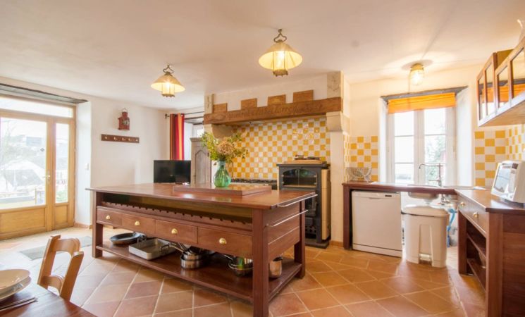Grande cuisine aménagée au gîte la Goëlette pour réceptions de famille pour groupes de randonneurs à l’île de Groix, Bretagne Sud (Morbihan, 56)