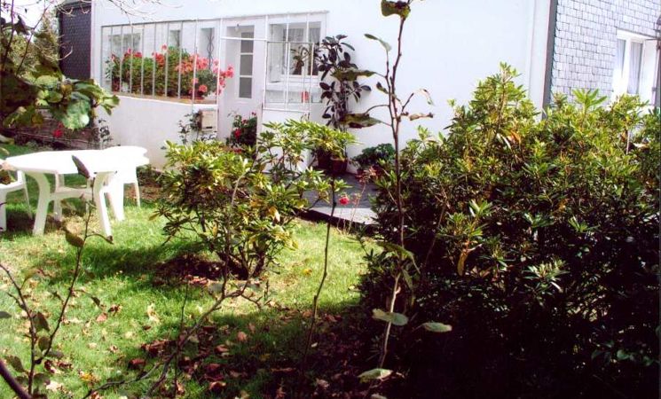 Jardin arboré de la location de vacances pour 2 personnes à Lanester, proche Lorient Bretagne Sud (Morbihan, 56)