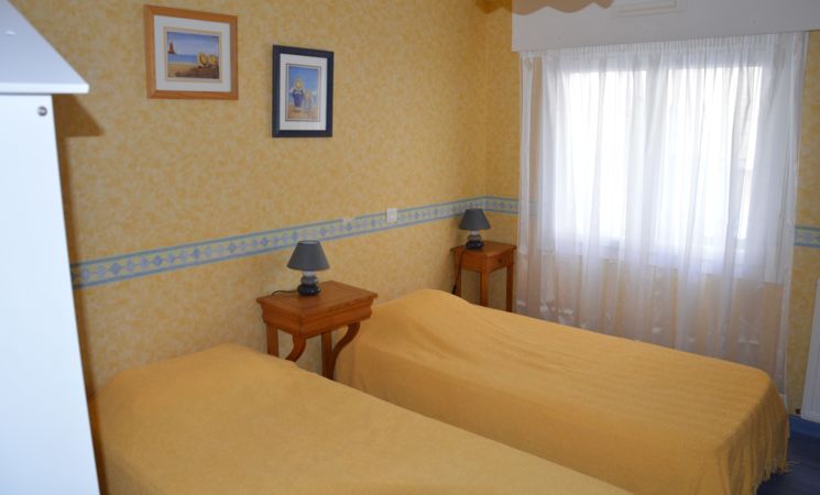 La chambre au 2 lits simples de la location saisonnière pour 4 personnes, classé 3 étoiles à Port-Louis, proche Lorient Bretagne Sud (Morbihan, 56)