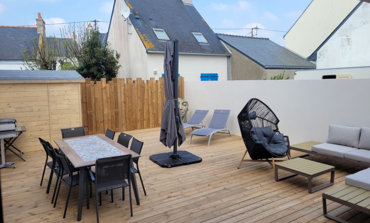 La grande terrasse tout confort de votre location 4 étoiles pour 8 personnes, la Villa des Sables à Gâvres, proche Lorient Bretagne Sud (Morbihan, 56)