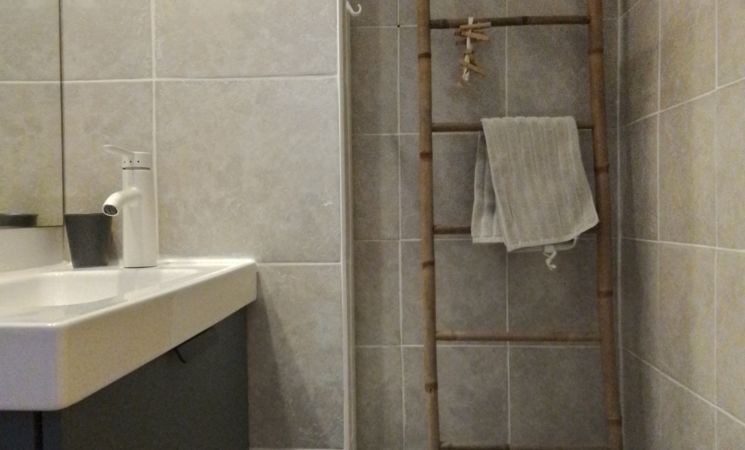 La salle de bains et sa douche à l'italienne de la location saisonnière à Port-Louis, proche Lorient Bretagne Sud (Morbihan, 56)