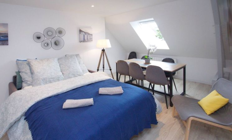 Le séjour et son canapé-lit de l'appartement pour 6 personnes à louer , Le Duplex Merville à Lorient Bretagne Sus (Morbihan, 56)
