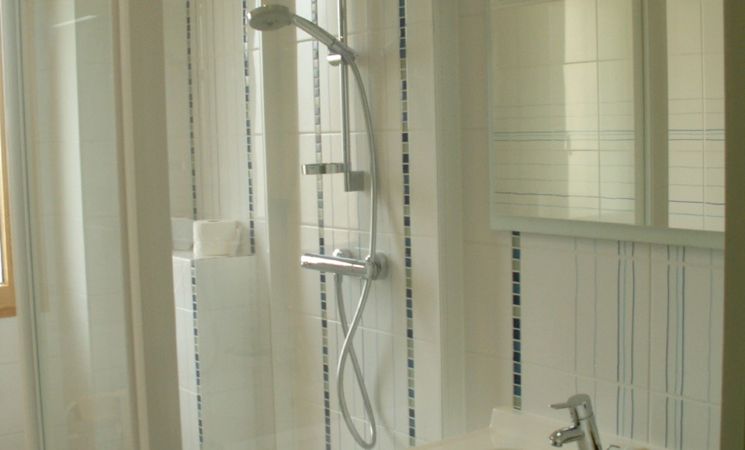 Maison pouvant accueillir 8 personnes à Larmor-Plage avec salle d’eau contemporaine à l’étage avec douche et WC (Morbihan, 56)
