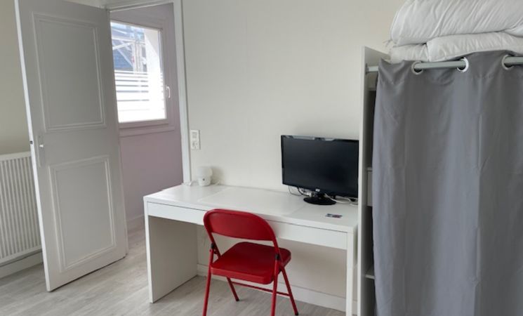 Mobuchon - La chambre principale, avec bureau de travail et rangement, de la location pour 4 personnes, à Port-Louis, proche Lorient Bretagne Sud (Morbihan, 56)